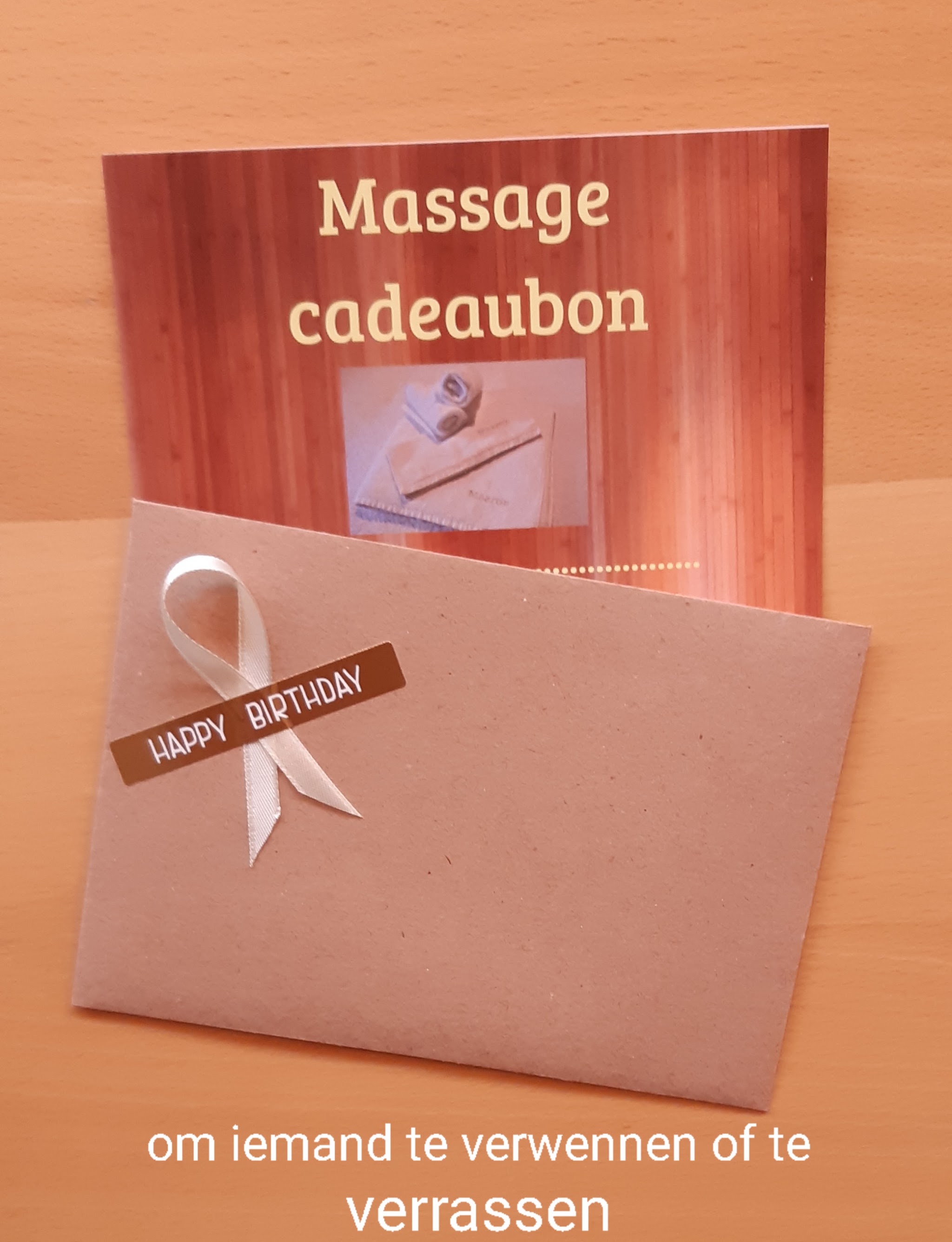 De massage cadeaubon van oleum(sport)massage met envelop en lint